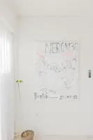 감각적인 아트워크가 돋보이는 미니멀 오피스